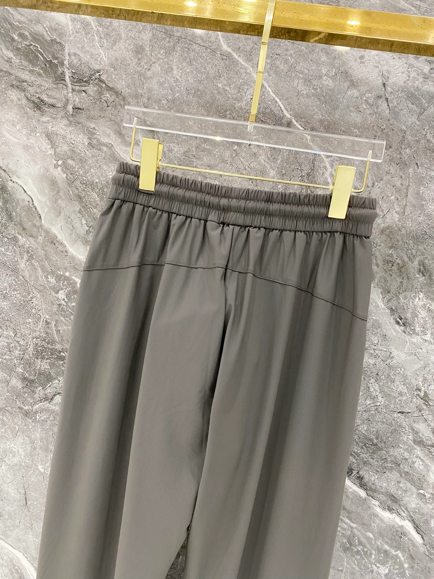 Kolon woven casual trousers counter summer New Arrival men's casual sports quick-drying trousers official sync! Keileshi Men's Shrunk High Quality Casual Pants! This brand is the most popular brand at the moment. Woven Breathable stretch fabric! The highest quality casual pants this season. You can tell from the details of the fabric. The fabric is breathable and comfortable, has good drape and is breathable without being close to the body! Very comfortable! Sizes:XL-5XL